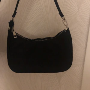 Väska - En liten axelremsväska som endast använts en gång! Den finns ett litet fack i själva väskan också😋