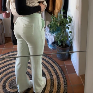Juicy couture byxor  - Storlek L men är en S/M jätte fin ljusgrön färg,(Dom har ett märke längre ner på benet, såg ut så när jag köpte dom men de syns inte tydligt alls)