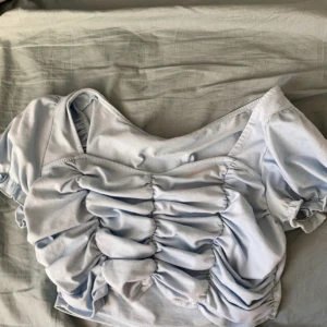 Blues - Säljer denna fina tröja. Heller aldrig använd jätte fin lite ribbad vid brösten.