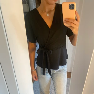 Omlott blus  - Säljer min superfina omlott blus i ett sjönt stretchigt material 