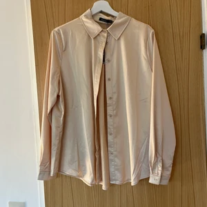 Skjorta - Superfin krämvit ”silkes” skjorta. Perfekt som en över skjorta eller bara som den är.