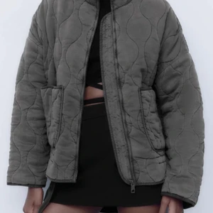 Jacka - As snygg slutsåld jacka i storlek s från zara. Säljer en då jag beställde i två olika storlekar. Perfekt passform, helt oanvänd med prislappen kvar. 🤍