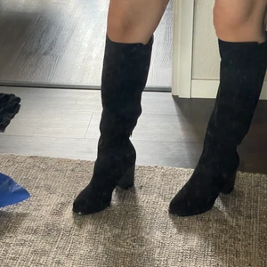 Stövlar med klack  - Stövlar i mocka från Nelly.com. Gott skick.  Storlek 39