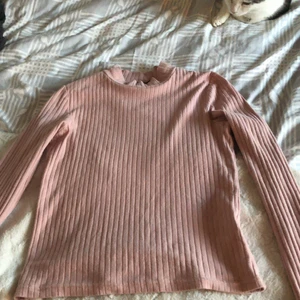 Ribbad tröja - Rosa ribbad tröja med en liten polokrage. Köparen står för frakten💓