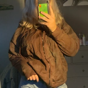 Ziphoodie - En brunmönstrad ziphoodie, ganska stor och comfy, en unik och cool ziphoodie. Använts för längesedan, bra skick 