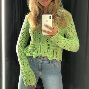 Stickad grön tröja zara - Grön stickad tröja från zara! Mycket fint skick 💚