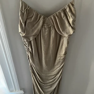 Beige långklänning  - Super fin färg