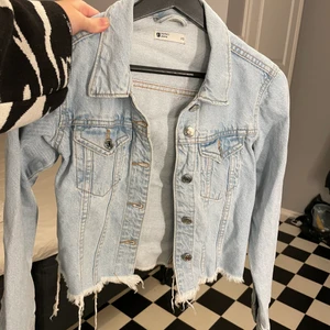 Jeansjacka stl xs - Jeansjacka från ginatricot i stl xs, säljer på grund av att den är för liten på mig. 