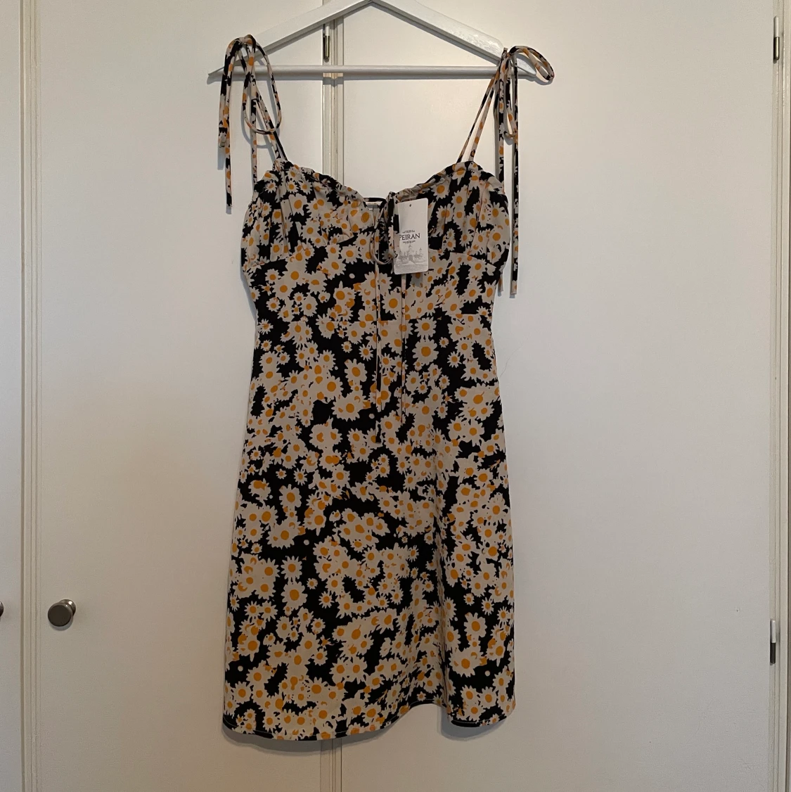 Ny blommig klänning