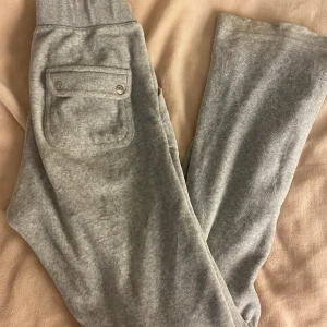 Juicy couture byxor - Lägger upp igen pga oseriös köpare! Säljer mina jätte fina gråa juicy byxor i storlek xs. Ena metall saken på snöret har gått av men annars är dom i jätte fint skick💞vill bli av med så fort som möjligt! Skriv för fler bilder 