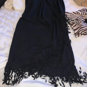 Klänning - Superskön o fin, jag vet inte vad det är för fläck men går mycket lätt bort!☺️ i priset ingår frakt!🤩