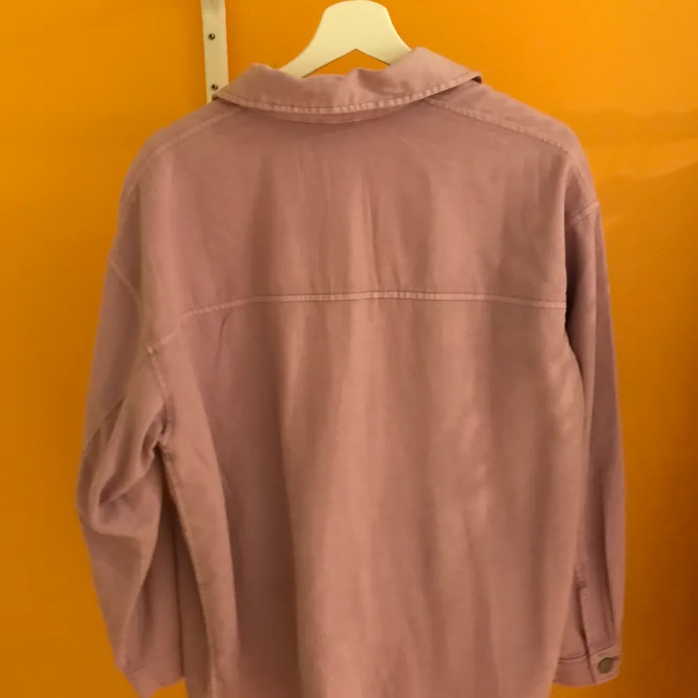 Säljer min lila jeansjacka från HM eftersom jag aldrig använt den. Därför är den i nyskick. Storlek S men oversized så jag skulle säga att den passar S-L. Den är i ganska tunt tyg så passar bra till våren eller sommaren. 🤩☀️💖 Antingen mötas upp eller frakt. Takit.