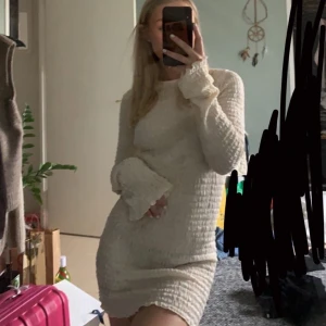 Jättefin klänning - Superfin trendig klänning från Pull and Bear. Klänningen har öppen rygg och är verkligen jättefin på men jag har tyvärr aldrig fått tillfälle att bära denna så alla lappar är kvar. Storlek M men passar mig som är S, säljs för 250kr + frakt. 