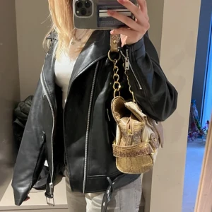 Skinnjacka - Jätte fina skinn jacka so tyvär inte kommer till användning, storlek M tror jag ifrån pull and bear