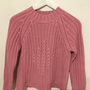 Rosa stickad tröja  - Rosa stockad tröja med pärltrycl på magen. Gott skick och snygg passform. Frakt tillkommer