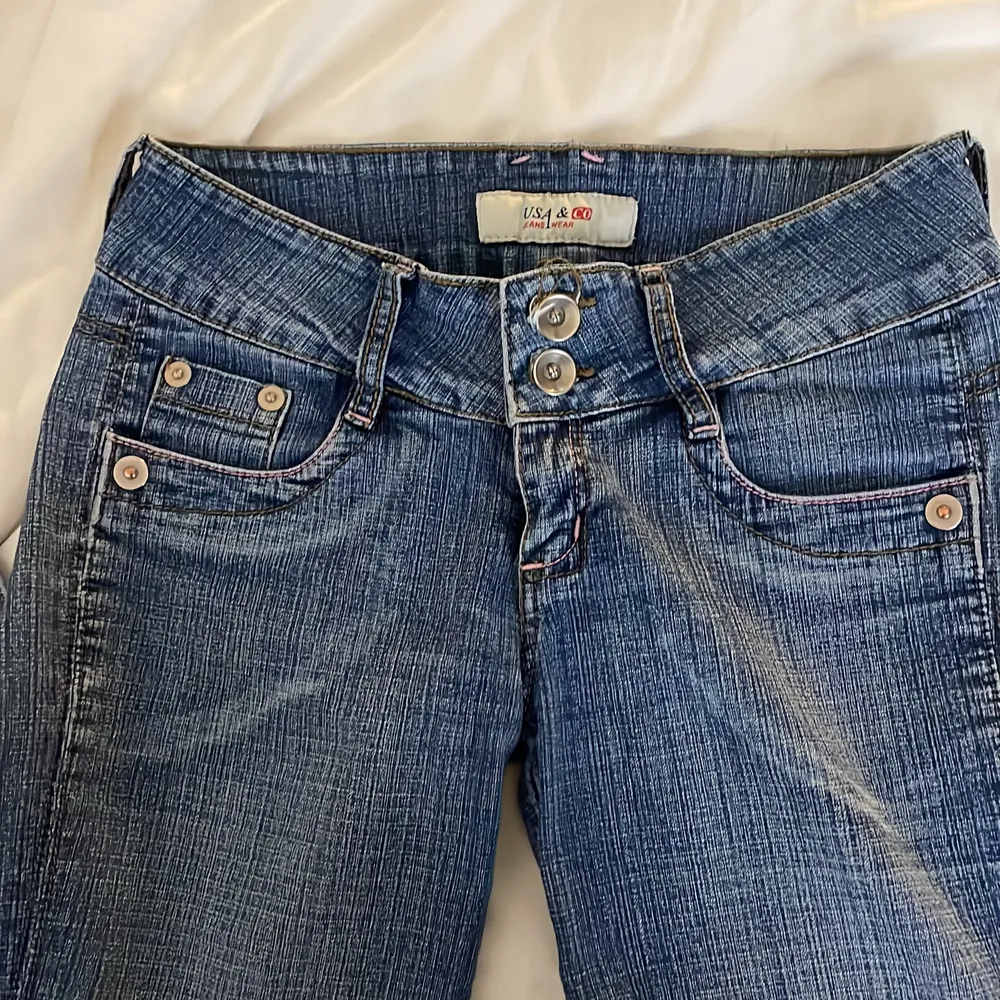 Jeans från usa & co i strl 27, fina detaljer på bakfikorna och knappr fram.. Jeans & Byxor.