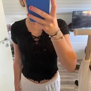 Tröja - En svart Hollister T shirt som blivit alldeles för liten. Gått bra till andvändning men är som ny. Ingen fri frakt!