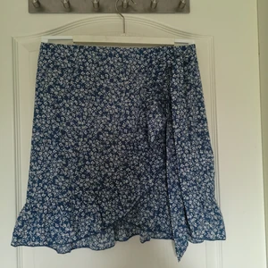 Supersöt blommig kjol - Kort, figursmickrande kjol. Normal Strl s (chansade, men jag skulle ha köpt en m). 