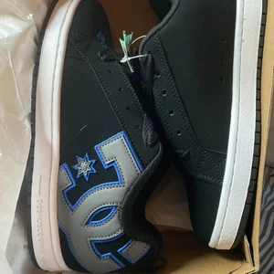 DC shoes sneakers - Superfina svarta Court Graffik sneakers från DC shoes med grå och blå detaljer! Storlek 39. Beställda från dcshoes.se för 800kr, säljer pga att de var lite för stora. Endast testade, lappen och kartongen kvar! 600kr + frakt!