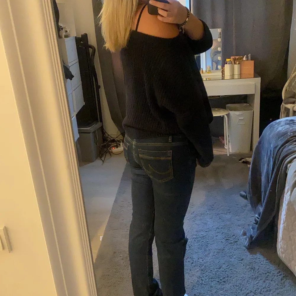 Säljer nu mina lågmidjade blåa ltb jeans! Så snygga orginal pris är runt 800! Passar mig som har storlek 38 (är 173) men skulle nog säga att mindre storlekar också kan va dom, bootcut modellen kom privat vid intresse ❤️. Jeans & Byxor.