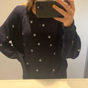 Tröja med stjärnor - Passar S-L beroende på passform Jag är ca-s för referens