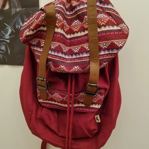 Hollister ryggsäck - En söt vinröd Hollister ryggsäck i bra skick och använd ett fåtal gånger💗 priset kan diskuteras!:) ❗️Köp inte direkt, jag tar swish❗️