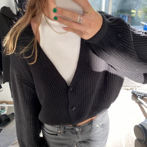 Stickad kofta - Jättefin stickad kofta från na-kd✨ bra skick och säljs då den inte kommer till användning. Mysig att ha nu i höst🍂😍