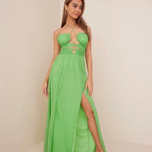 Grön evening klänning - I nyskick, kvar lappen på klänningen och allt. Säljes pga för stor vid min midja