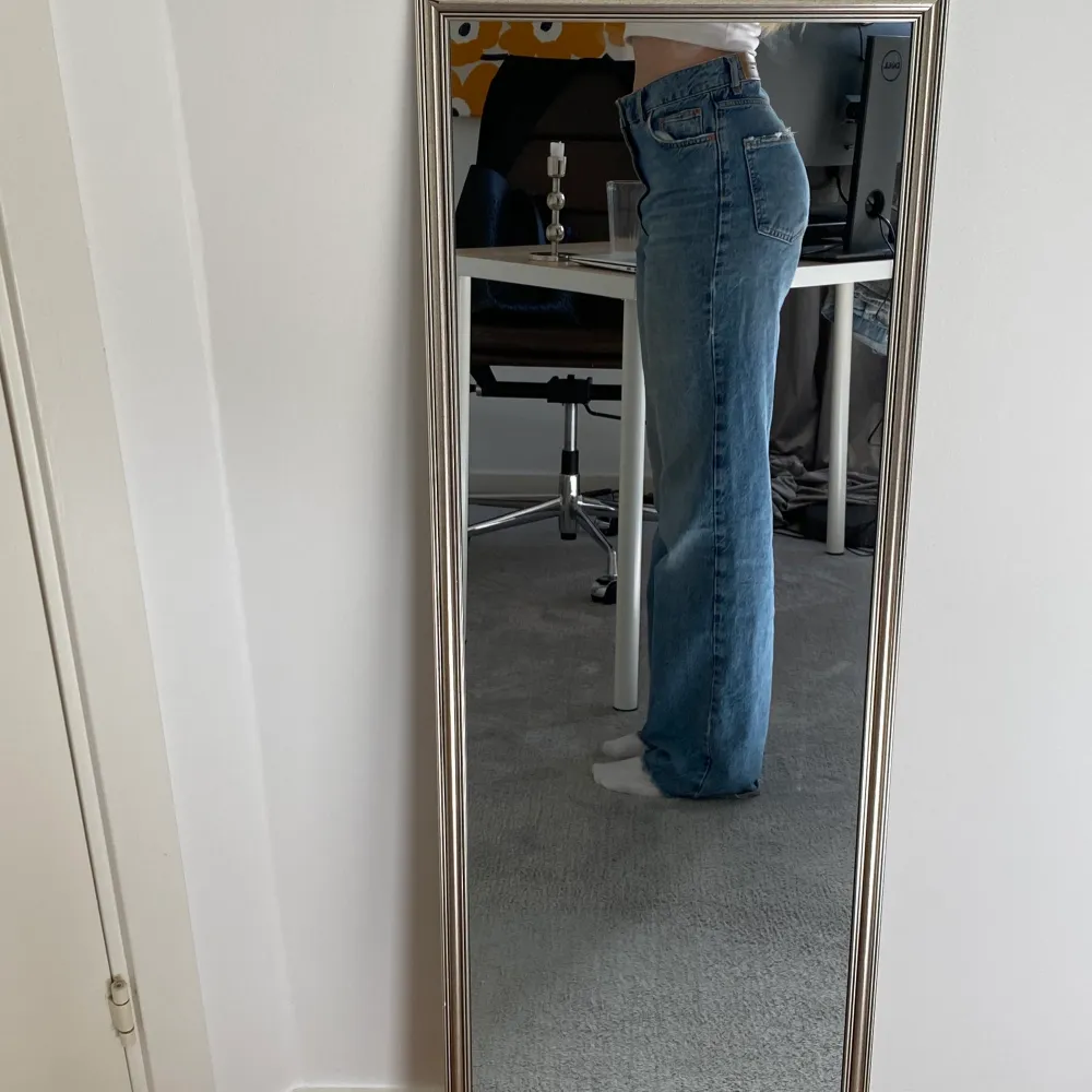 Dessa jeansen är 1,5 år gamla och är använda ca 20 ggr, dem är i bra skick och sitter perfekt u benen om man är 165-170 cm lång (också fina annars), säljer dessa för att de sällan kommer till användning längre, nypris är 500kr men jag säljer för 200 kr💕. Jeans & Byxor.