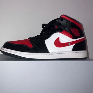 Jordan 1 mid bred toe - Nypris:1499kr Skick:9/10 Kom med bud! 