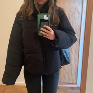 vinterjacka från monki - En perfekt svart pufferjacka till vintern! Superfin och inga fel. Är inte helt säker på att jag vill sälja utan säljer endast vid ett bra bud då jag sparar till att köpa en annan jacka o annars kommer fortsätta använda denna💓