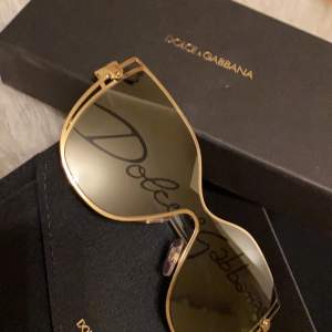 Säljer helt nya oanvända solglasögon från dolce Gabbana, unik färg.köpt $359 som motsvarar ca 3750 sek. Aldrig använt alls. Medföljer- lådan, liten bok från D&G, liten påse/förvarare att ha dem i, ytterligare en förvarare m.m. Skriv för fler bilder/frågor
