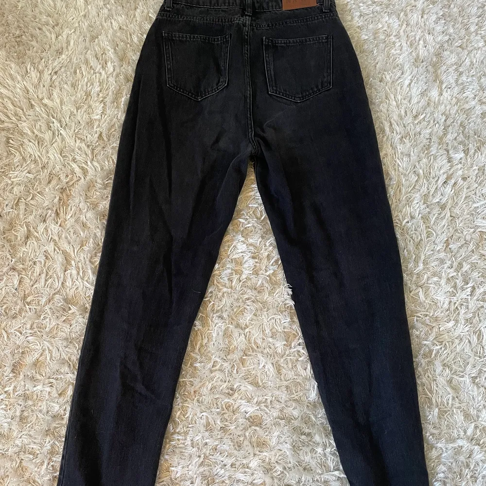 Säljer dessa snygga jeans ifrån Nakd som är i mom jeans/ straight. De är för små för mig och jag är en 38 i vanliga fall men skulle säga att dessa passar en 36 a. 70kr plus frakten 🥰. Jeans & Byxor.