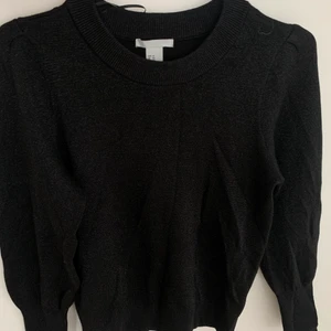 H&M - Svart stickad tröja ifrån H&M i strl XS, nyskick 🖤