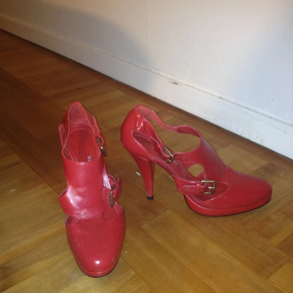 Röda pumps från Rules by Mary. Inköpta 2010 men endast använda 2 gånger. Bra skick! 