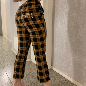 rutiga kostymbyxor från asos 🌞 - Helt oanvända byxor från asos 🌛 Är helt förälskad i dem, men tyvärr är de för små. Prister går alltid att diskutera!!