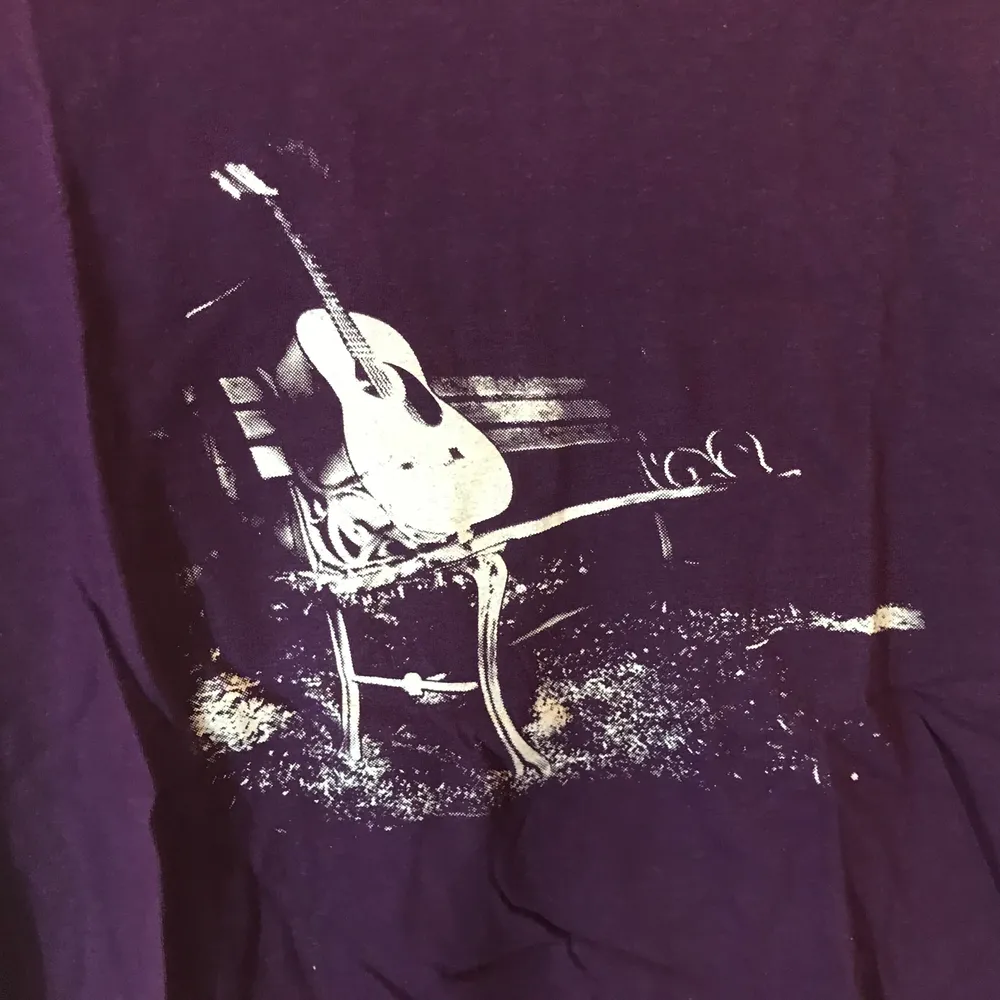 Lila T-shirt med gitarr i storlek S. Mäter 60cm på längden och 44cm på bredden. Hämtas gärna i Enskededalen.. T-shirts.