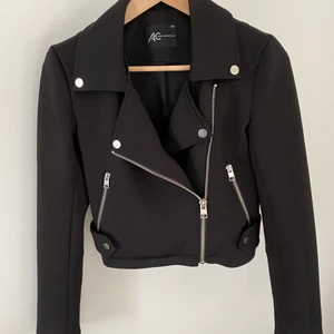 Höst/vårjacka - Jackan är inte i skinn men i ett snyggt, skönt material som är perfekt till höst och vår!