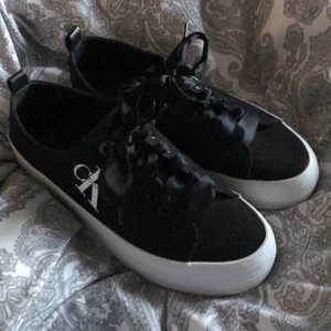 Calvin Klein skor  - Säljer mina fina calvin Klein skor pga att dom är för stor för mig strl 38 men passar nog 39 oxxå , ge prisförslag och jag säljer när jag e nöjd med priset.