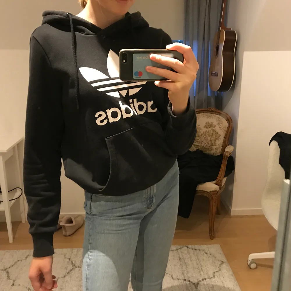 Fin hoodie från adidas originals i storlek XS. Fint skick och inga defekter. Kan mötas upp i Karlskrona eller frakta. Betalning sker via swish.. Tröjor & Koftor.