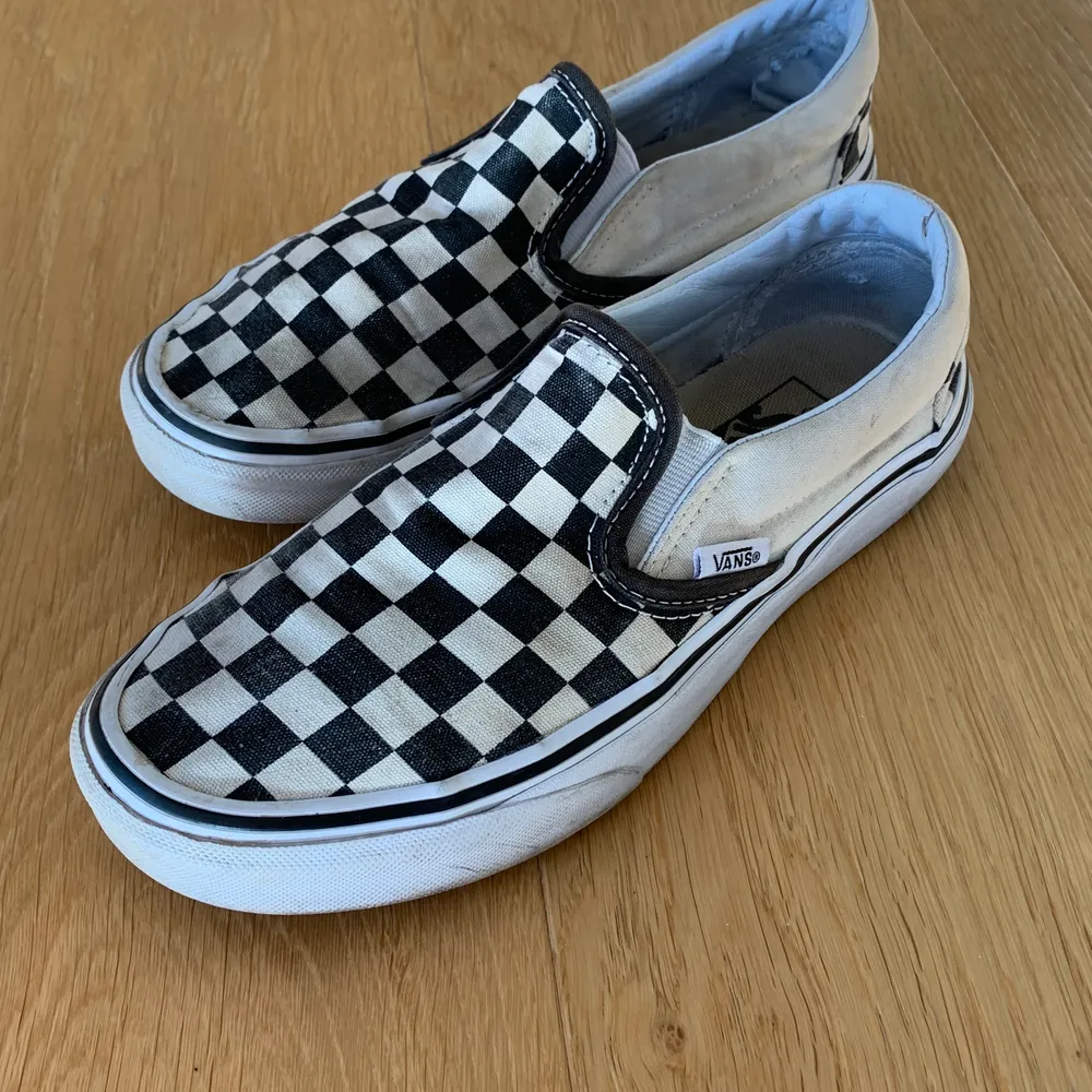 Super snygga vans slip-ons. Bra använda men i gott skick!! Storlek 36 men skulle säga att de passar mig som har 36,5/37🤍. Skor.