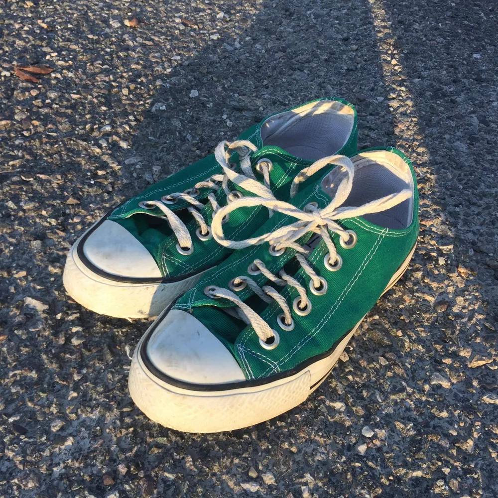 Slita converse i fin grön färg. Felfri förutom att ena ”ögat” är borta på högra skon (se bild 2) 50kr + frakt! ✨. Skor.