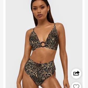 Leopard bikini från Nelly, storlek M. Använts en gång, tvättad en gång, nyskick. Pris kan diskuteras❤️