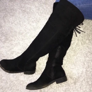 Skor (DINSKO 600kr) - Fina, knappt använda overknee boots, i svart mocka, nyskick, storlek 37 (passar även 38) och väldigt stilrena🖤