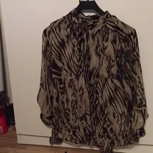Genomskinlig tröja med leopardmönster storlek M från Amisu
100kr + frakt
(Kan få paketpris vid fler köp av mina kläder)

