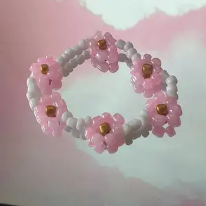 Vitt armband med Rosa blommor