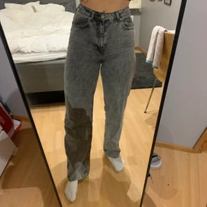 NAKD jeans - Assnygga jeans från NAKD!!! Grå stentvättade jeans från NAKD i nyskick använda ett fåtal gånger. Är 173lång och dem är bra i längden. Säljer dessa för att jag har för många jeans. Modellen heter Wide Leg Denim från nakd. Nypris 600kr