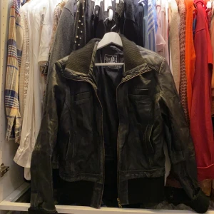 Oversized skinnjacka - Oversized skinnjacka. Är Svart och lite sliten efter åren på nacken❤️