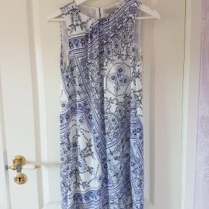 Rak mosaikmönstrad klänning - Jättefin rak klänning, endast använd en gång. Har ett tunt innertyg och faller fint. Frakt ingår!