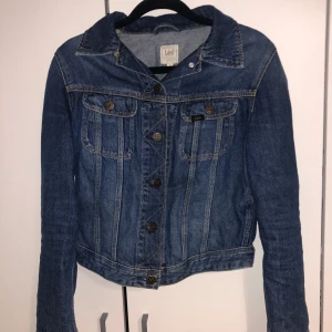 Lee jeansjacka  - Säljer min fina lee jacka som är i storlek xs. Jackan är som ny och har aldrig använts, då jag råkat köpa fel storlek. Jag köpte jeansjackan för 1000kr men säljer den för 800kr.    Ps: Jag står ej för frakten!   Frakt: POSTNORD SKICKA LÄTT (SMALL) 95kr
